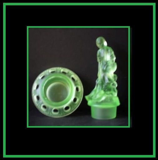 German Art Deco Press Moulded Uranium Glass 3 Part Center Piece Display Set by Walther & Sohne. Gänseliesel & Belvedere Pattern. German Art Deco Press Moulded Uranium Glass 3 Part Center Piece Display Set by Walther & Sohne. Gänseliesel & Belvedere Pattern.
