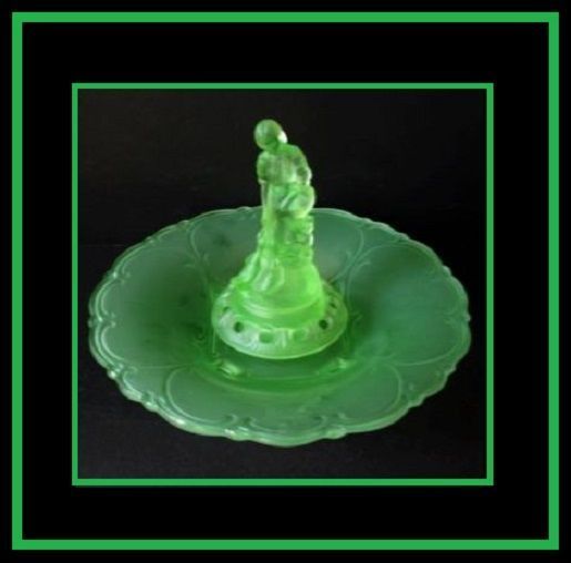 German Art Deco Press Moulded Uranium Glass 3 Part Center Piece Display Set by Walther & Sohne. Gänseliesel & Belvedere Pattern. German Art Deco Press Moulded Uranium Glass 3 Part Center Piece Display Set by Walther & Sohne. Gänseliesel & Belvedere Pattern.