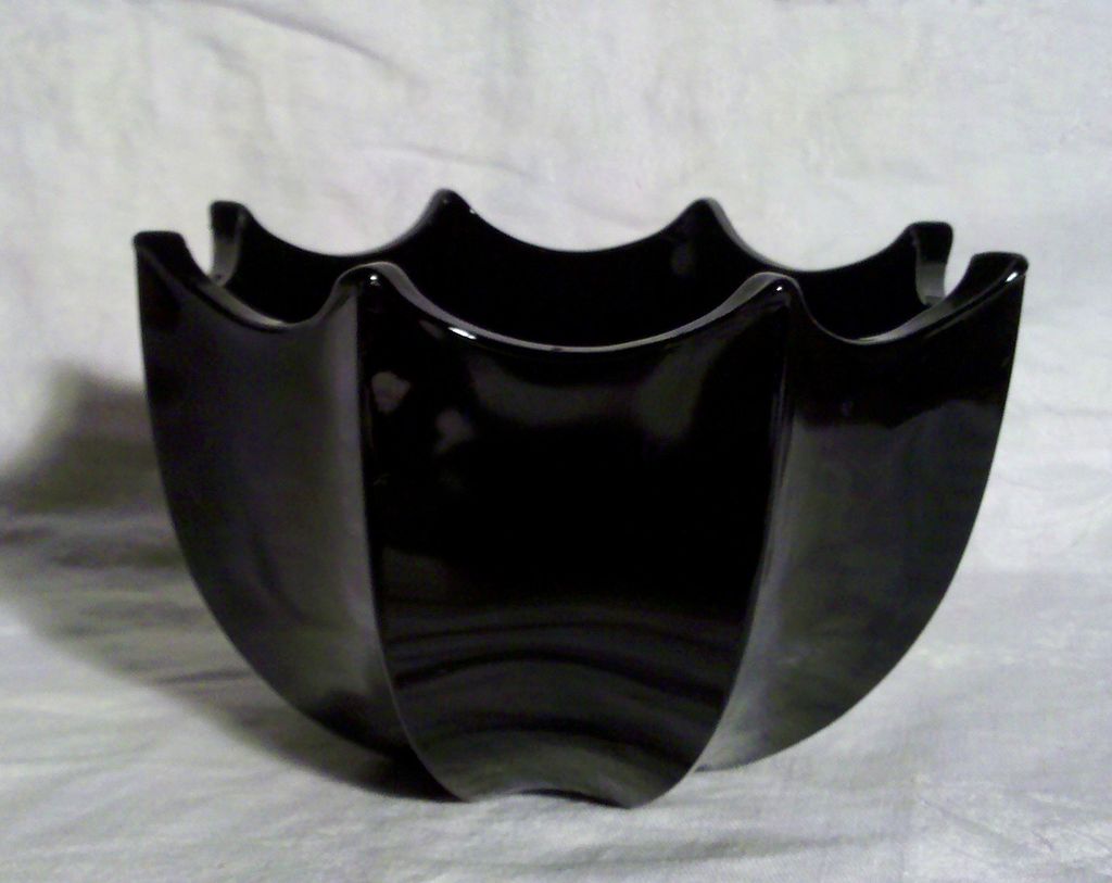 Black Amethyst Elegant Glass Bowl in Excellent Condition Black Amethyst Elegant Glass Bowl in Excellent Condition