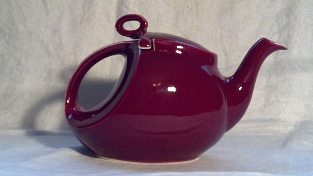Hall Maroon Teapot in Excellent Condition Hall Maroon Teapot in Excellent Condition