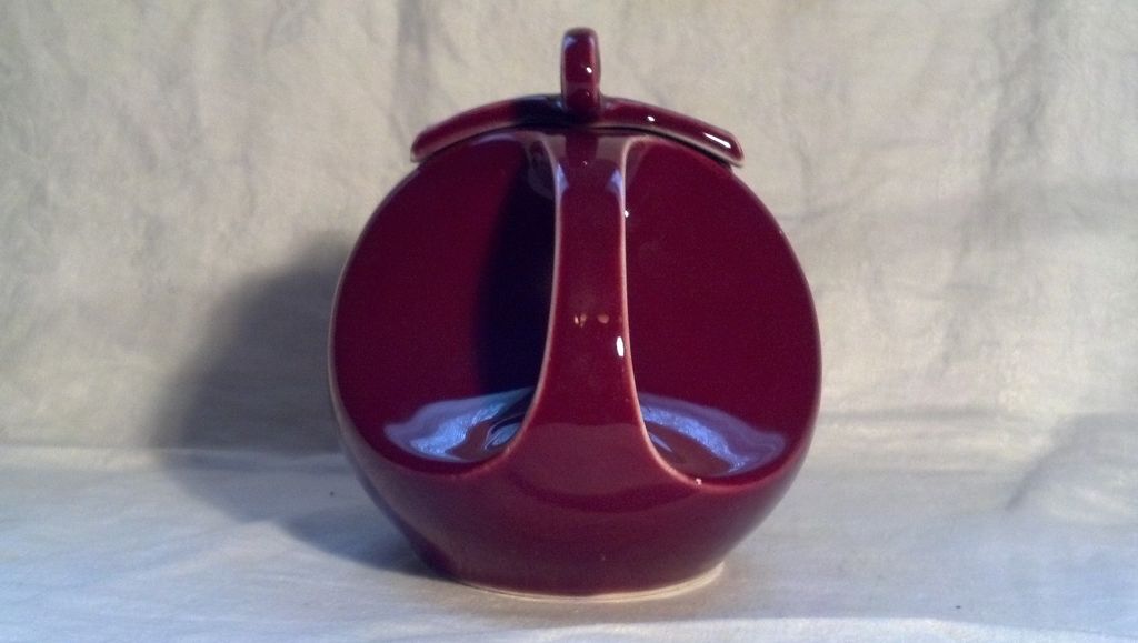 Hall Maroon Teapot in Excellent Condition Hall Maroon Teapot in Excellent Condition