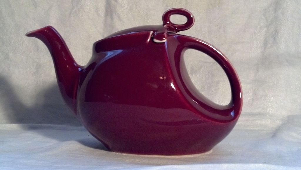 Hall Maroon Teapot in Excellent Condition Hall Maroon Teapot in Excellent Condition