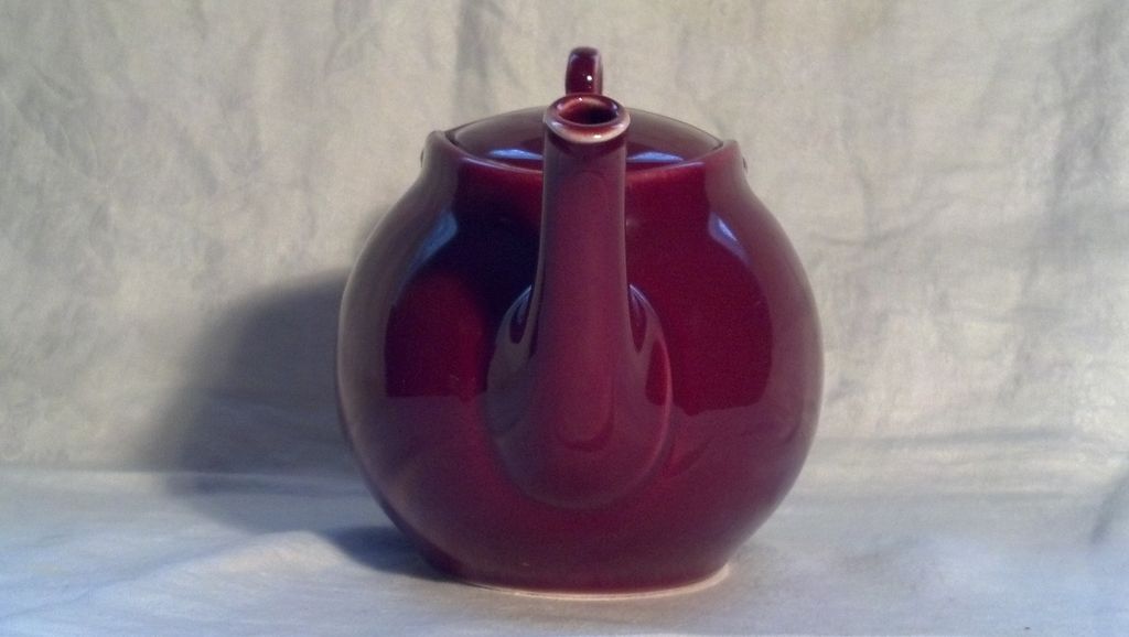 Hall Maroon Teapot in Excellent Condition Hall Maroon Teapot in Excellent Condition