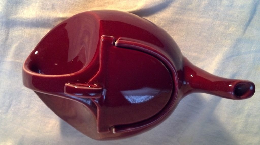 Hall Maroon Teapot in Excellent Condition Hall Maroon Teapot in Excellent Condition