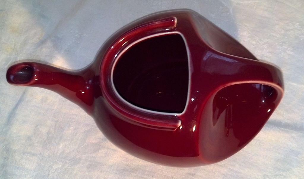 Hall Maroon Teapot in Excellent Condition Hall Maroon Teapot in Excellent Condition