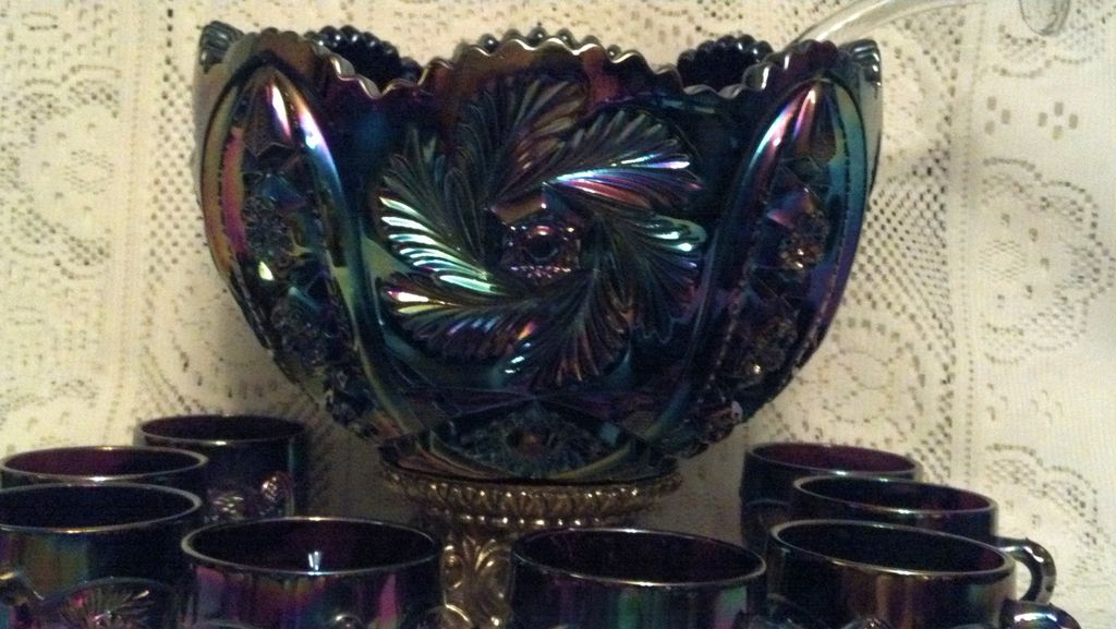 L.E. Smith Glass Aztec Amethyst Punch Set in Excellent Condition L.E. Smith Glass Aztec Amethyst Punch Set in Excellent Condition