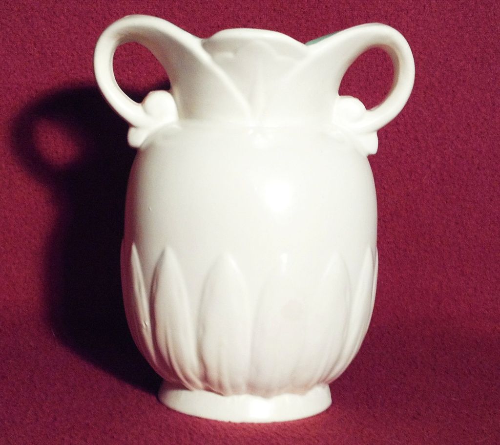 Red Wing 930 Lotus Vase, Ivory with Green Interior in Excellent Condition Red Wing 930 Lotus Vase, Ivory with Green Interior in Excellent Condition
