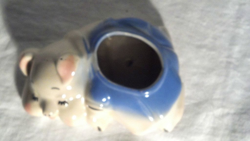 Shawnee Planter Sleeping Pig in Perfect Condition Shawnee Planter Sleeping Pig in Perfect Condition