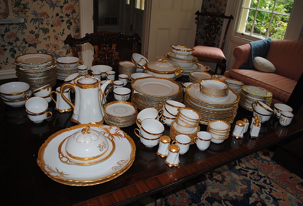 Beautiful Circa 1890-1910 Fine Porcelain Dinner Service...150 pieces Beautiful Circa 1890-1910 Fine Porcelain Dinner Service...150 pieces