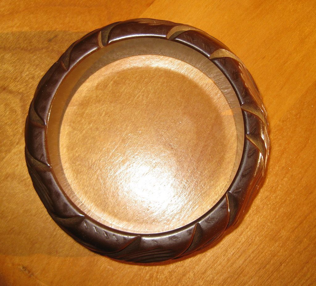Vintage Leaf & Vine Carved Bakelite Bracelet, Art Deco Bangle Vintage Leaf & Vine Carved Bakelite Bracelet, Art Deco Bangle
