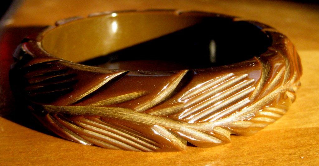 Vintage Leaf & Vine Carved Bakelite Bracelet, Art Deco Bangle Vintage Leaf & Vine Carved Bakelite Bracelet, Art Deco Bangle