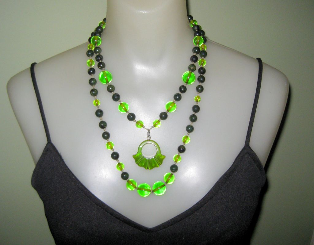 Vintage Bakelite Bead Necklace, Green Apple Juice Vintage Bakelite Bead Necklace, Green Apple Juice