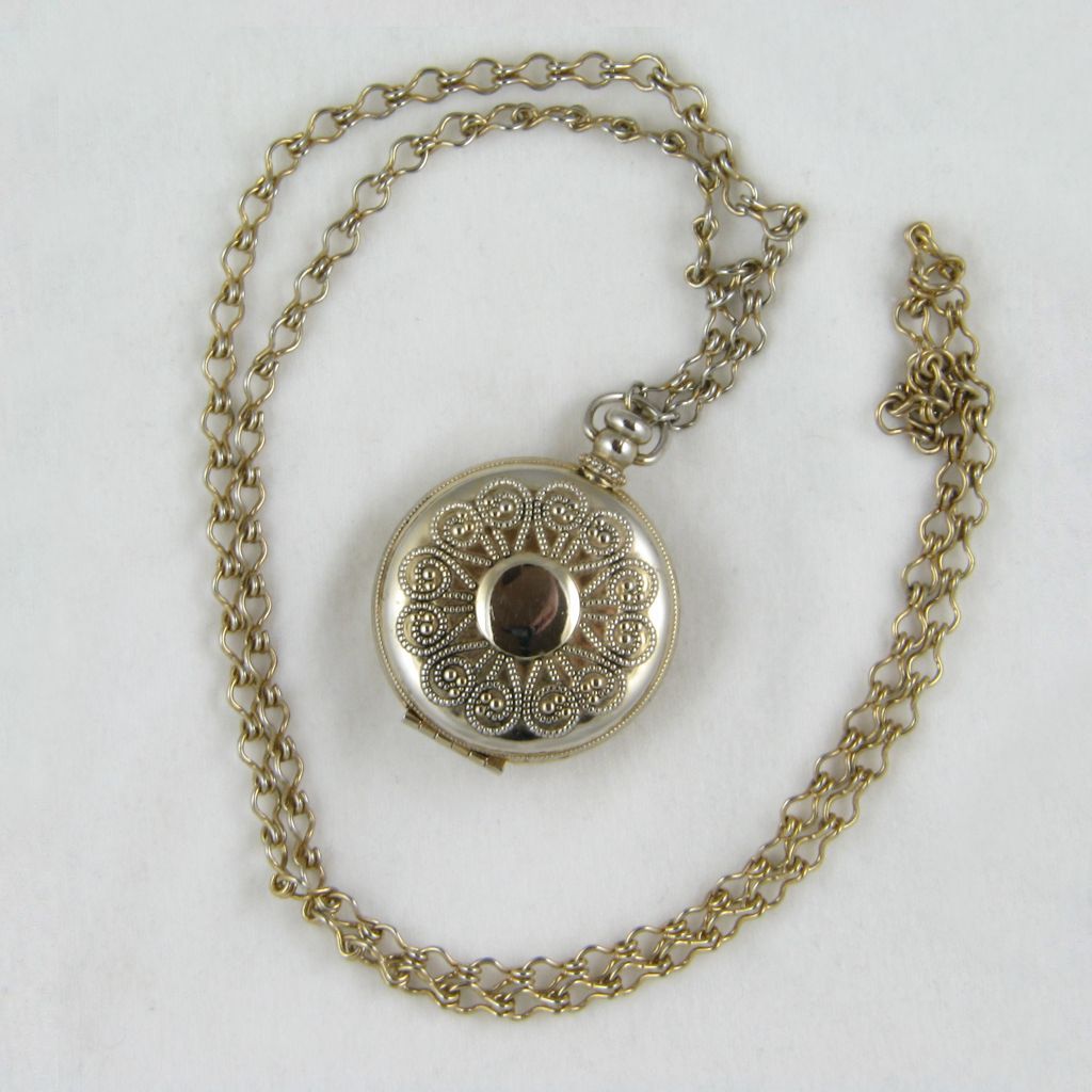 Avon "Victorian Locket Necklace" Locket Pendant Necklace Avon "Victorian Locket Necklace" Locket Pendant Necklace
