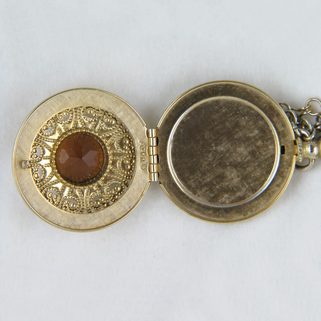 Avon "Victorian Locket Necklace" Locket Pendant Necklace Avon "Victorian Locket Necklace" Locket Pendant Necklace