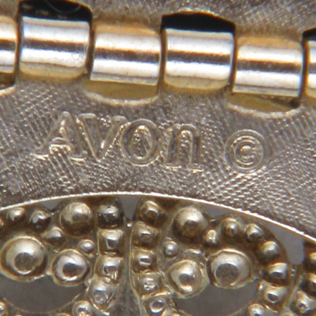 Avon "Victorian Locket Necklace" Locket Pendant Necklace Avon "Victorian Locket Necklace" Locket Pendant Necklace