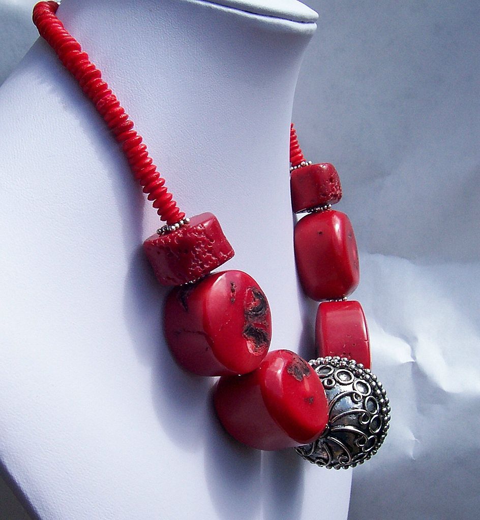 Item ID: 411 Coral Choker In Shop's Backroom Item ID: 411 Coral Choker In Shop's Backroom