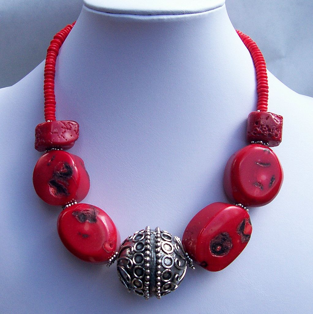 Item ID: 411 Coral Choker In Shop's Backroom Item ID: 411 Coral Choker In Shop's Backroom
