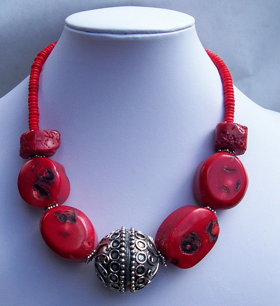 Item ID: 411 Coral Choker In Shop's Backroom Item ID: 411 Coral Choker In Shop's Backroom