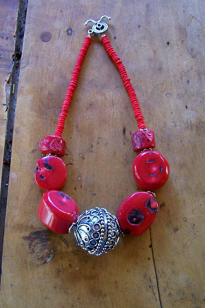 Item ID: 411 Coral Choker In Shop's Backroom Item ID: 411 Coral Choker In Shop's Backroom