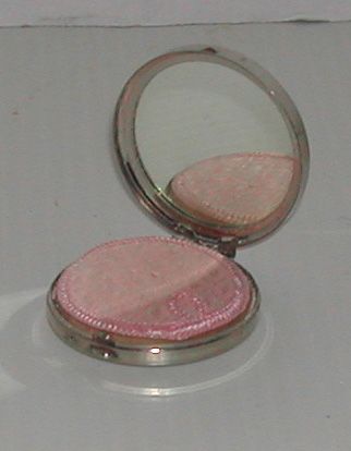 Vintage c. 1950s Yellowstone Souvenir Compact Old Faithful Vintage c. 1950s Yellowstone Souvenir Compact Old Faithful