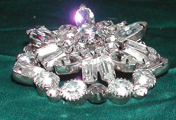 Vintage c. 1950 Rhinestone Brooch Pin Unmarked Weiss Vintage c. 1950 Rhinestone Brooch Pin Unmarked Weiss