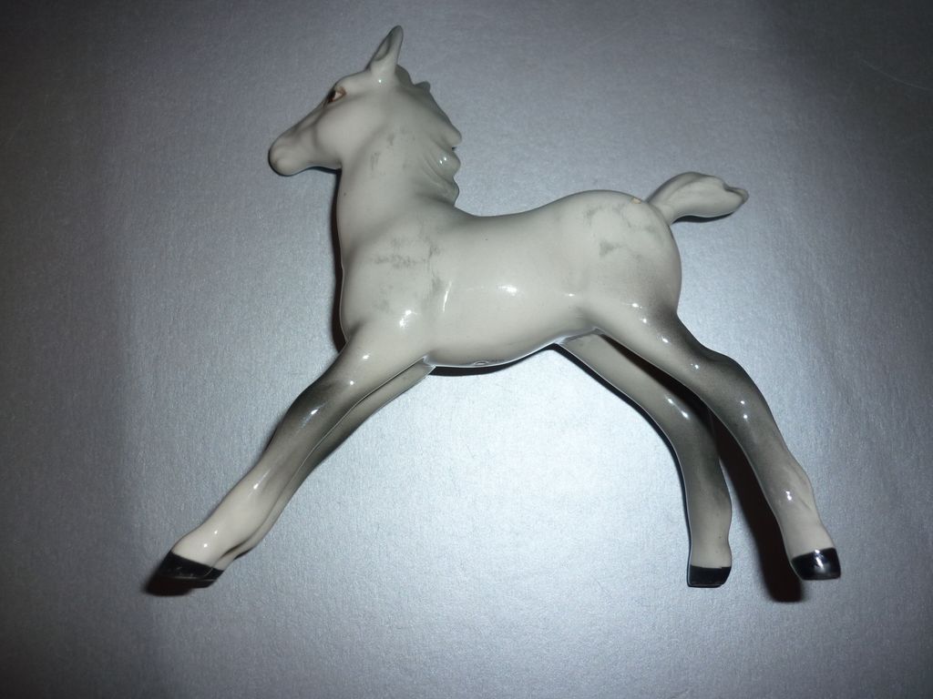 Beswick Lot-Two Foals #836 & #946 With Beswick Collectors Book -No. 3 - 1977 Beswick Lot-Two Foals #836 & #946 With Beswick Collectors Book -No. 3 - 1977