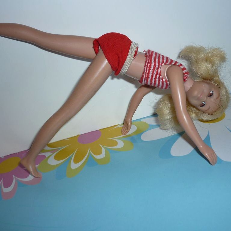 Mattel Blonde Skooter Doll - Straight Legs + Red & White Swimsuit Mattel Blonde Skooter Doll - Straight Legs + Red & White Swimsuit