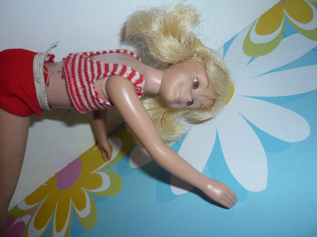 Mattel Blonde Skooter Doll - Straight Legs + Red & White Swimsuit Mattel Blonde Skooter Doll - Straight Legs + Red & White Swimsuit