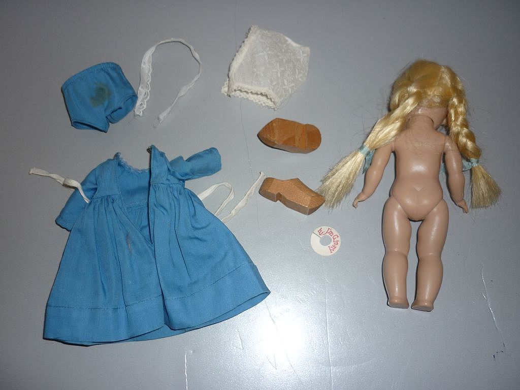 1950's -Vogue - Ginny Doll - Dutch Girl, Holland Girl -Original outfit +wrist tag 1950's -Vogue - Ginny Doll - Dutch Girl, Holland Girl -Original outfit +wrist tag