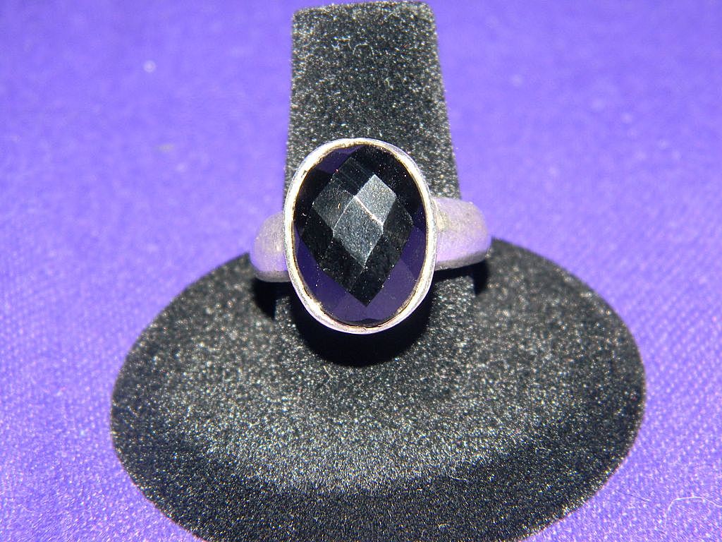Vintage Sterling Silver Oval Multi Faceted Black Onyx Ring Vintage Sterling Silver Oval Multi Faceted Black Onyx Ring