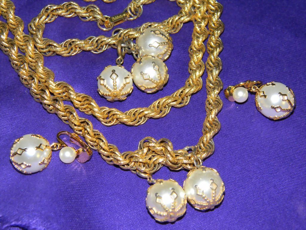 Fabulous Vintage Signed CELEBRITY Caged Faux Pearl Full Parure Necklace-Bracelet-Earrings Fabulous Vintage Signed CELEBRITY Caged Faux Pearl Full Parure Necklace-Bracelet-Earrings