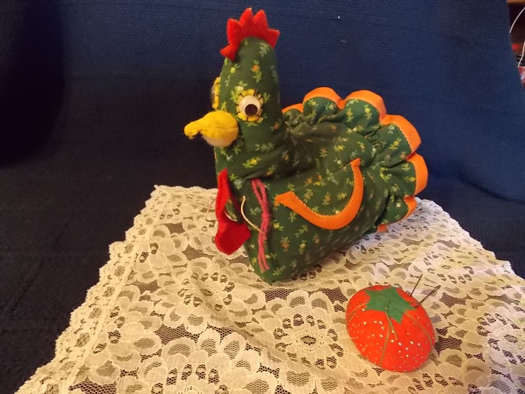 Vintage Hen Thread Holder and Tomato Pin Cushion Vintage Hen Thread Holder and Tomato Pin Cushion