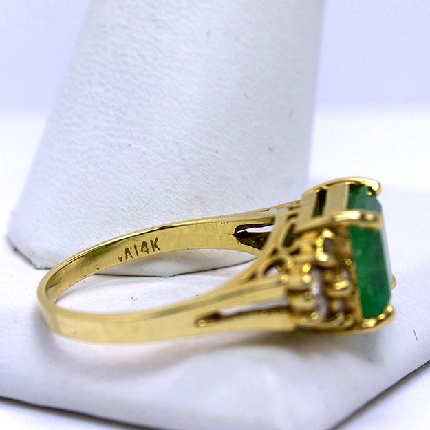 Elegant Estate 3.42ct Emerald Fashion Ring Elegant Estate 3.42ct Emerald Fashion Ring