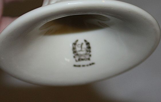 Super white lenox 9" tall bud base gold trim Super white lenox 9" tall bud base gold trim