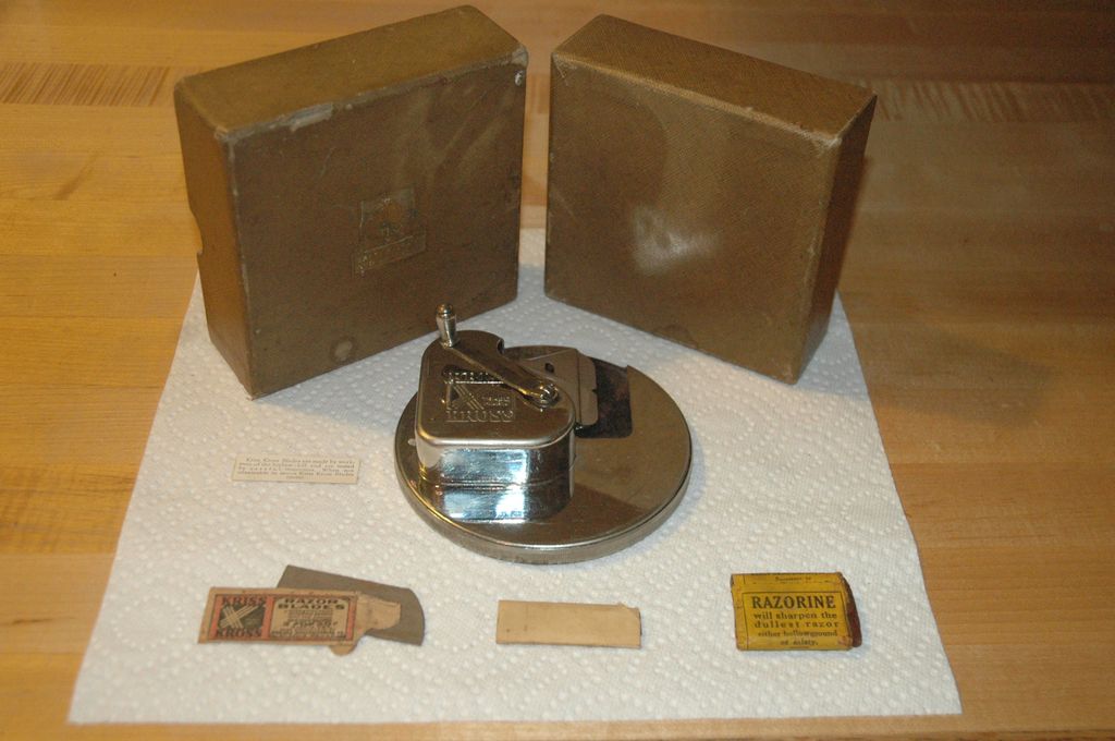Kriss Kross Safety Razor and Stropper Vintage 1920's Kriss Kross Safety Razor and Stropper Vintage 1920's