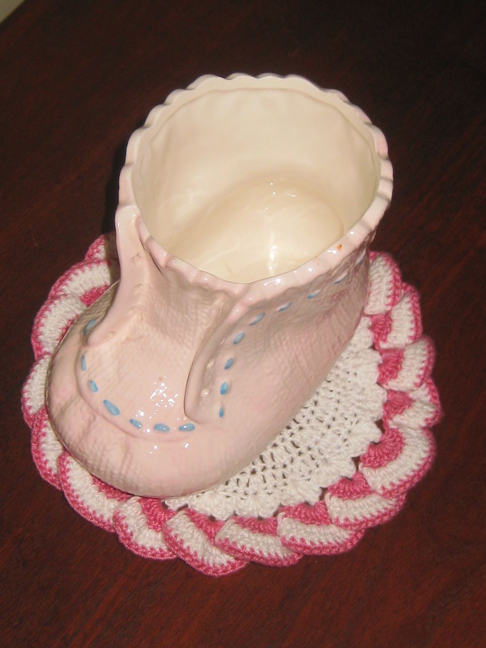 Inarco Vintage Pink Baby Shoe Pocket Planter Inarco Vintage Pink Baby Shoe Pocket Planter