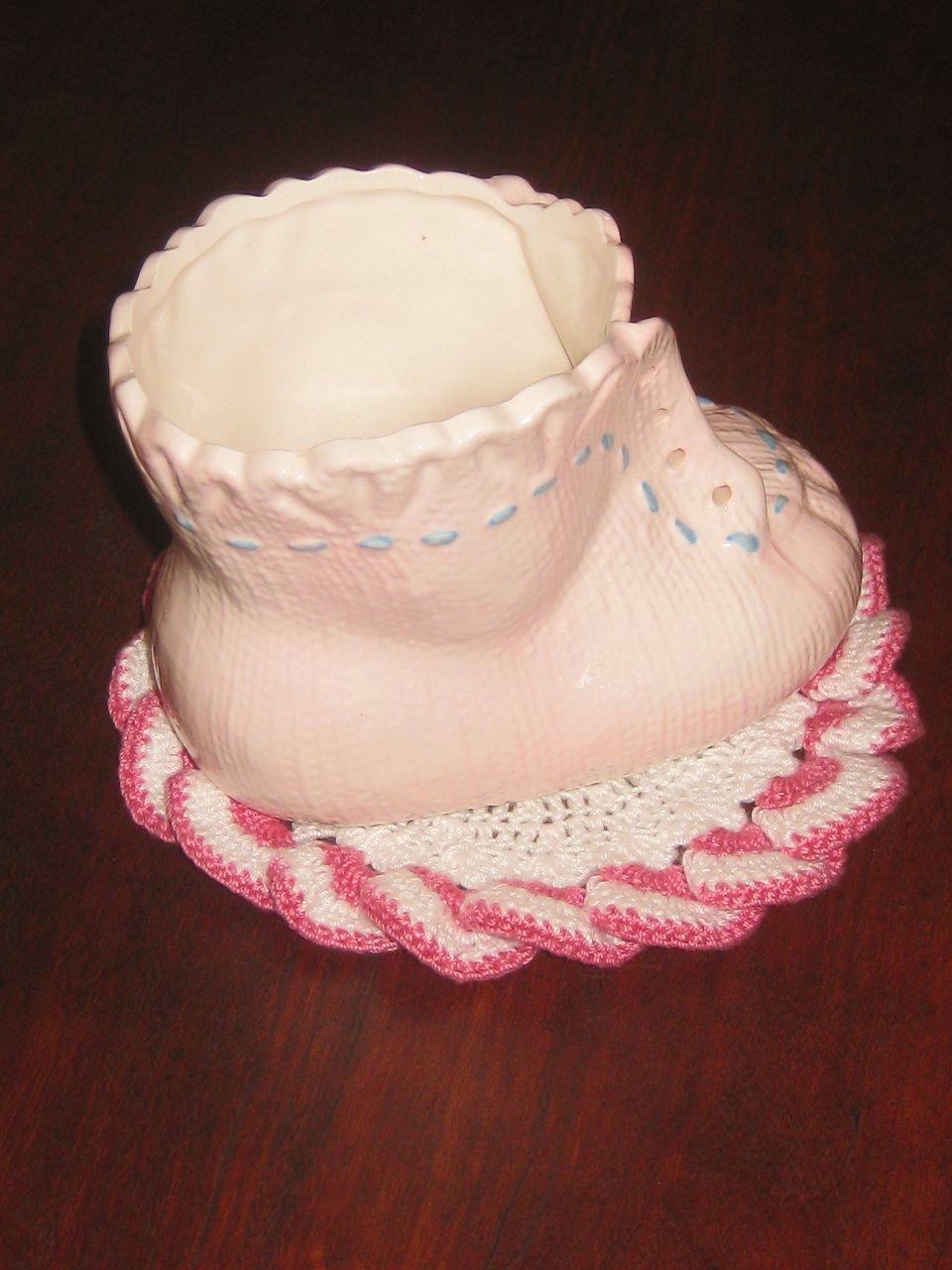 Inarco Vintage Pink Baby Shoe Pocket Planter Inarco Vintage Pink Baby Shoe Pocket Planter
