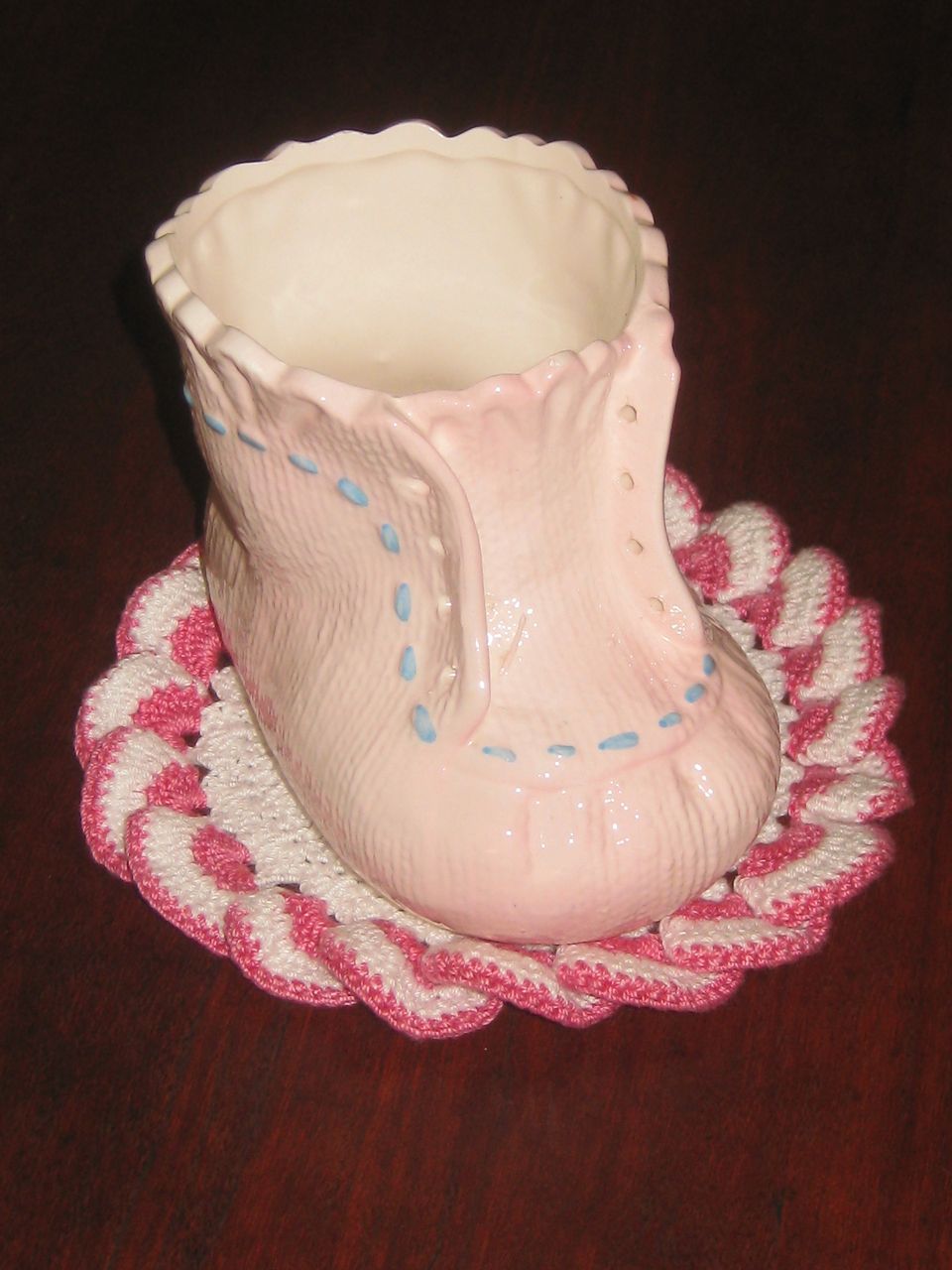 Inarco Vintage Pink Baby Shoe Pocket Planter Inarco Vintage Pink Baby Shoe Pocket Planter