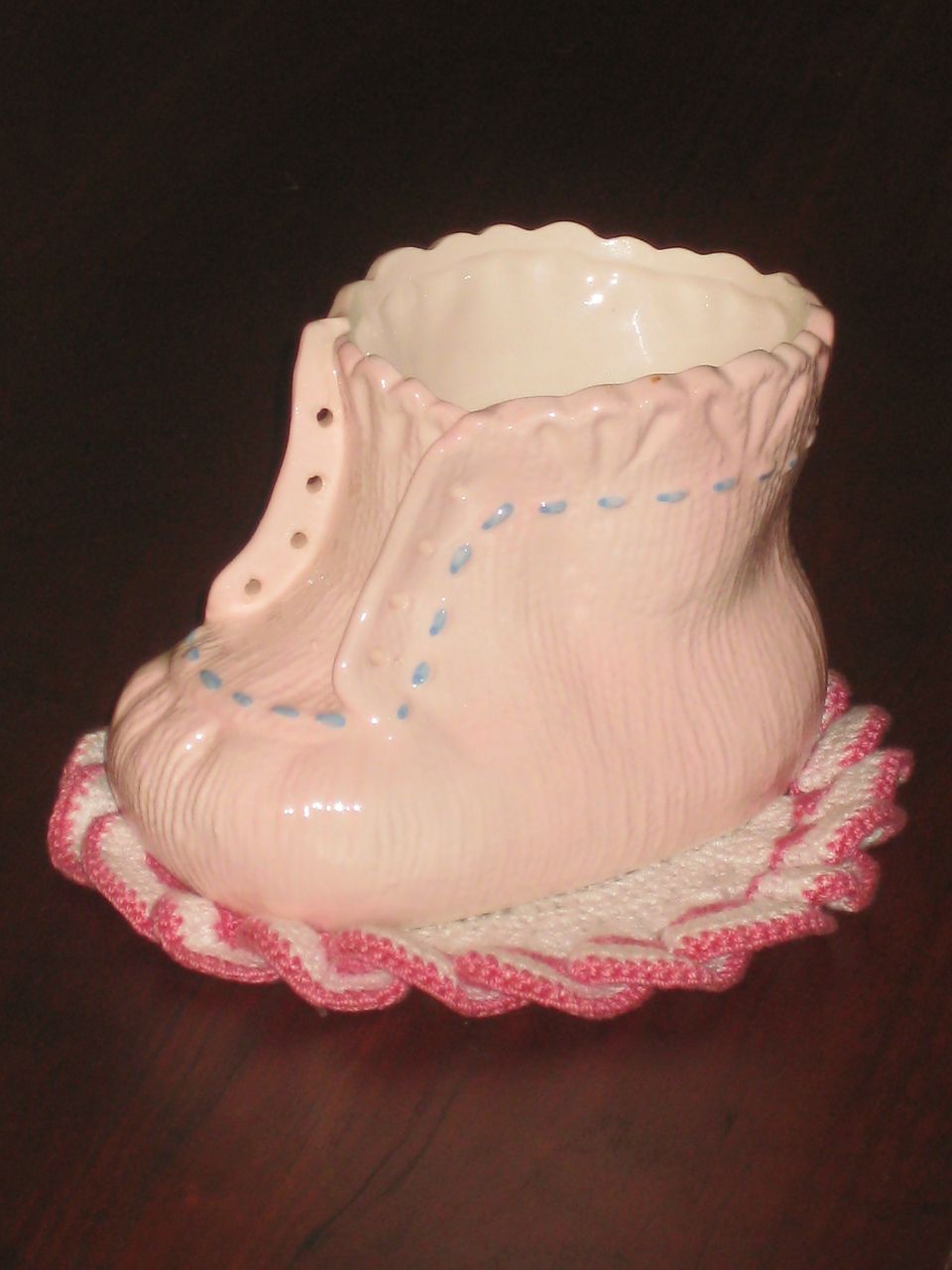 Inarco Vintage Pink Baby Shoe Pocket Planter Inarco Vintage Pink Baby Shoe Pocket Planter