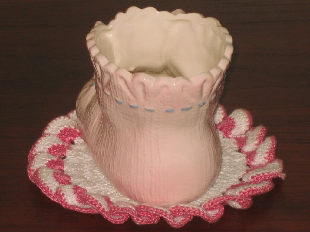 Inarco Vintage Pink Baby Shoe Pocket Planter Inarco Vintage Pink Baby Shoe Pocket Planter