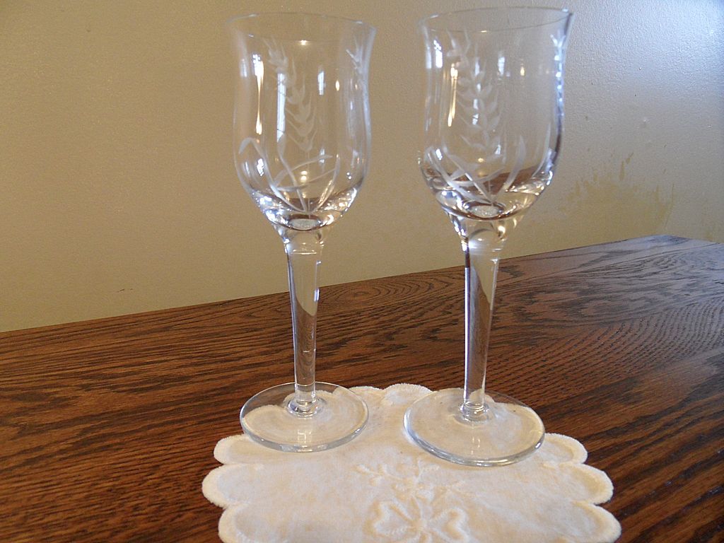 Vintage - Etched Glass - Wine Glasses Vintage - Etched Glass - Wine Glasses