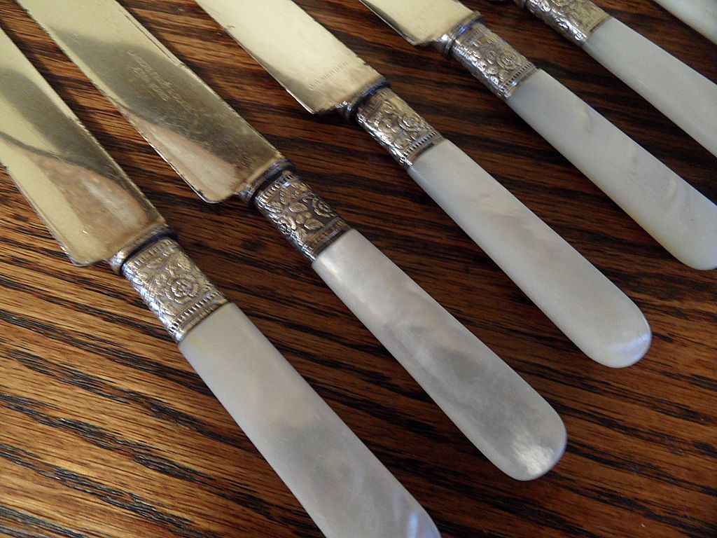 Vintage - JR Mercer - Landers, Frary & Clark - Pearl Handled Dinner Knives - 6 Vintage - JR Mercer - Landers, Frary & Clark - Pearl Handled Dinner Knives - 6