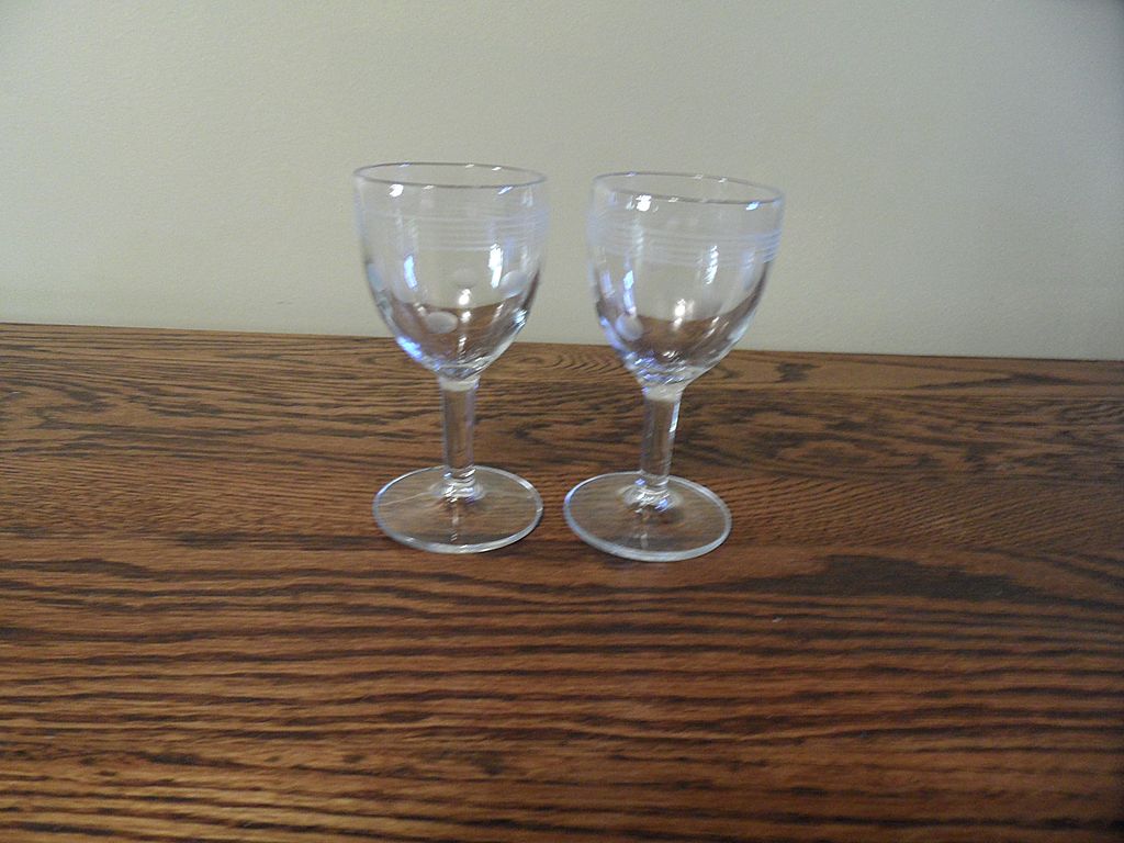 Vintage - Etched Polka Dot - Wine Glasses (2) Vintage - Etched Polka Dot - Wine Glasses (2)