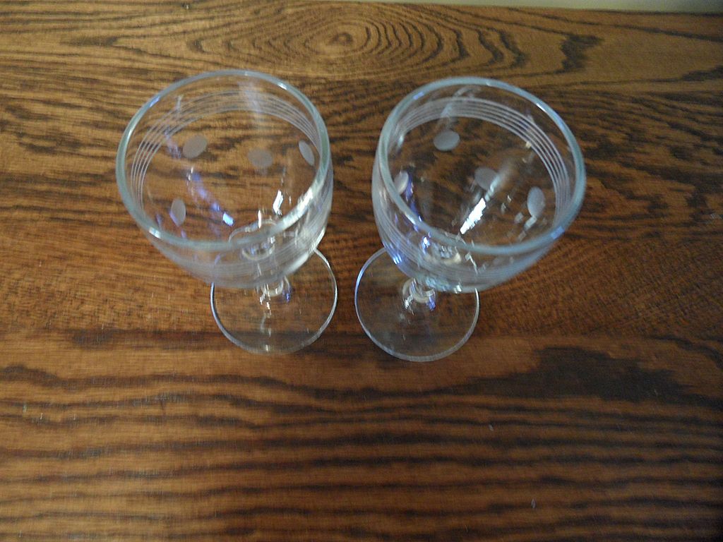 Vintage - Etched Polka Dot - Wine Glasses (2) Vintage - Etched Polka Dot - Wine Glasses (2)