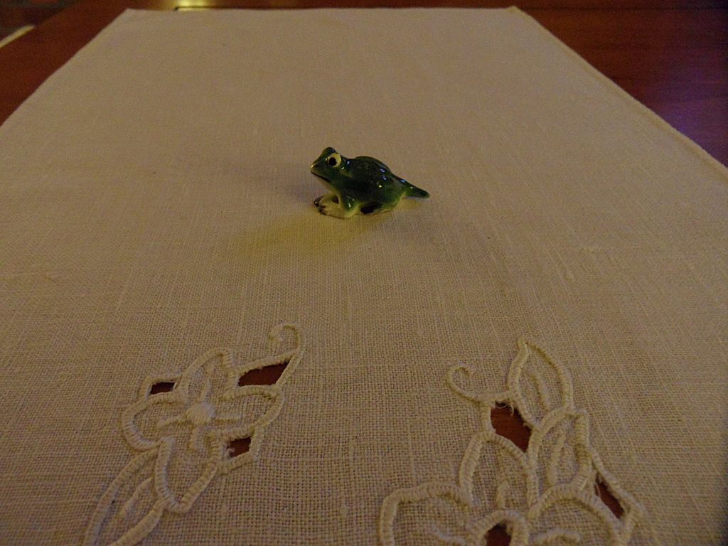 Vintage - Porcelain - SMALL Frog Figurine Vintage - Porcelain - SMALL Frog Figurine