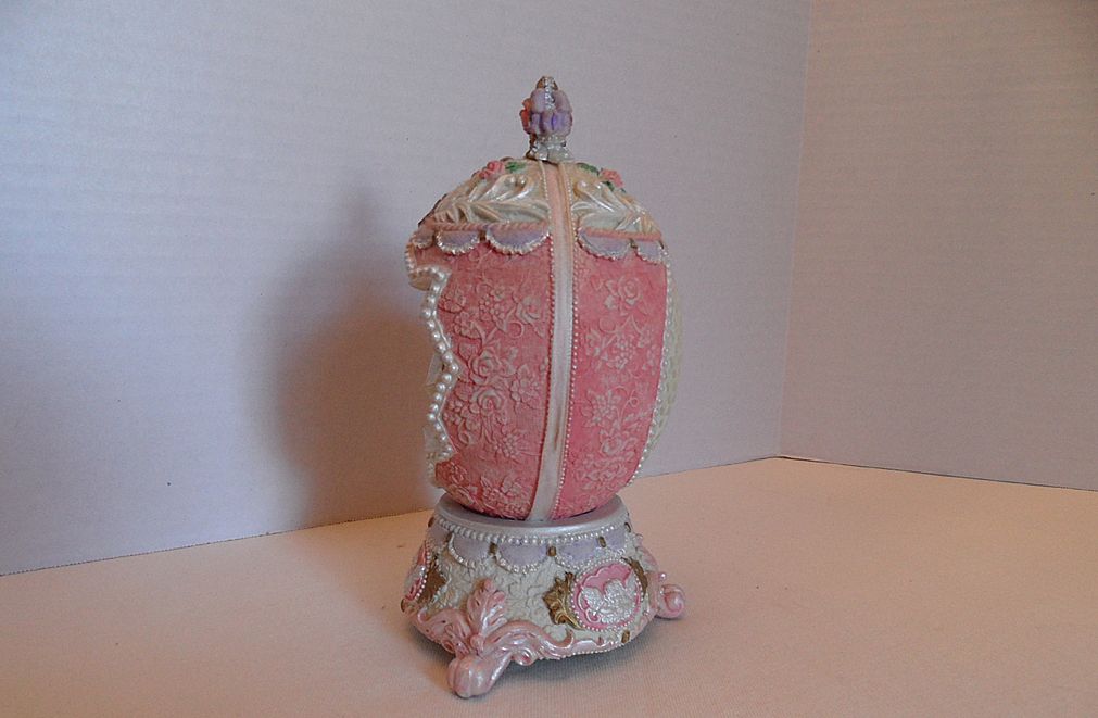 Vintage - Egg - Wedding Doves - Music Box Vintage - Egg - Wedding Doves - Music Box