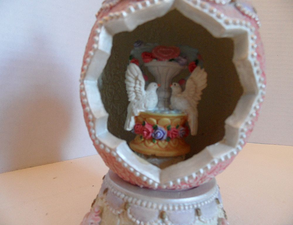 Vintage - Egg - Wedding Doves - Music Box Vintage - Egg - Wedding Doves - Music Box