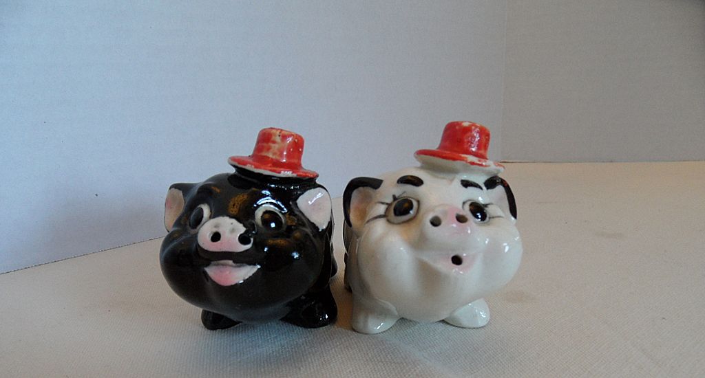 Nippon - Salt and Pepper - Black and White Pigs with Hats Nippon - Salt and Pepper - Black and White Pigs with Hats