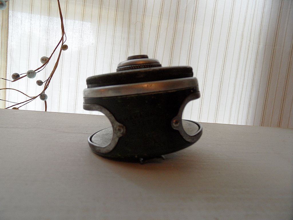 Vintage - Shakespeare Silent Tru Art Automatic Fly Fishing Reel Vintage - Shakespeare Silent Tru Art Automatic Fly Fishing Reel