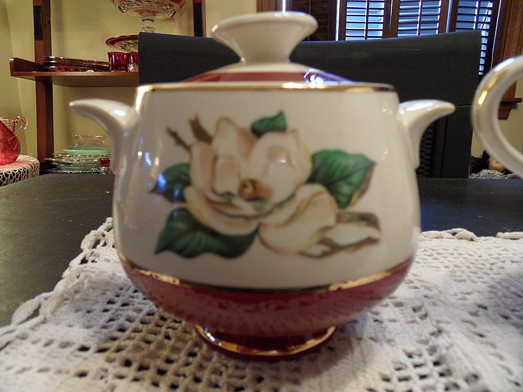 Vintage - Homer Laughlin - "Burgundy" - Creamer & Sugar Vintage - Homer Laughlin - "Burgundy" - Creamer & Sugar